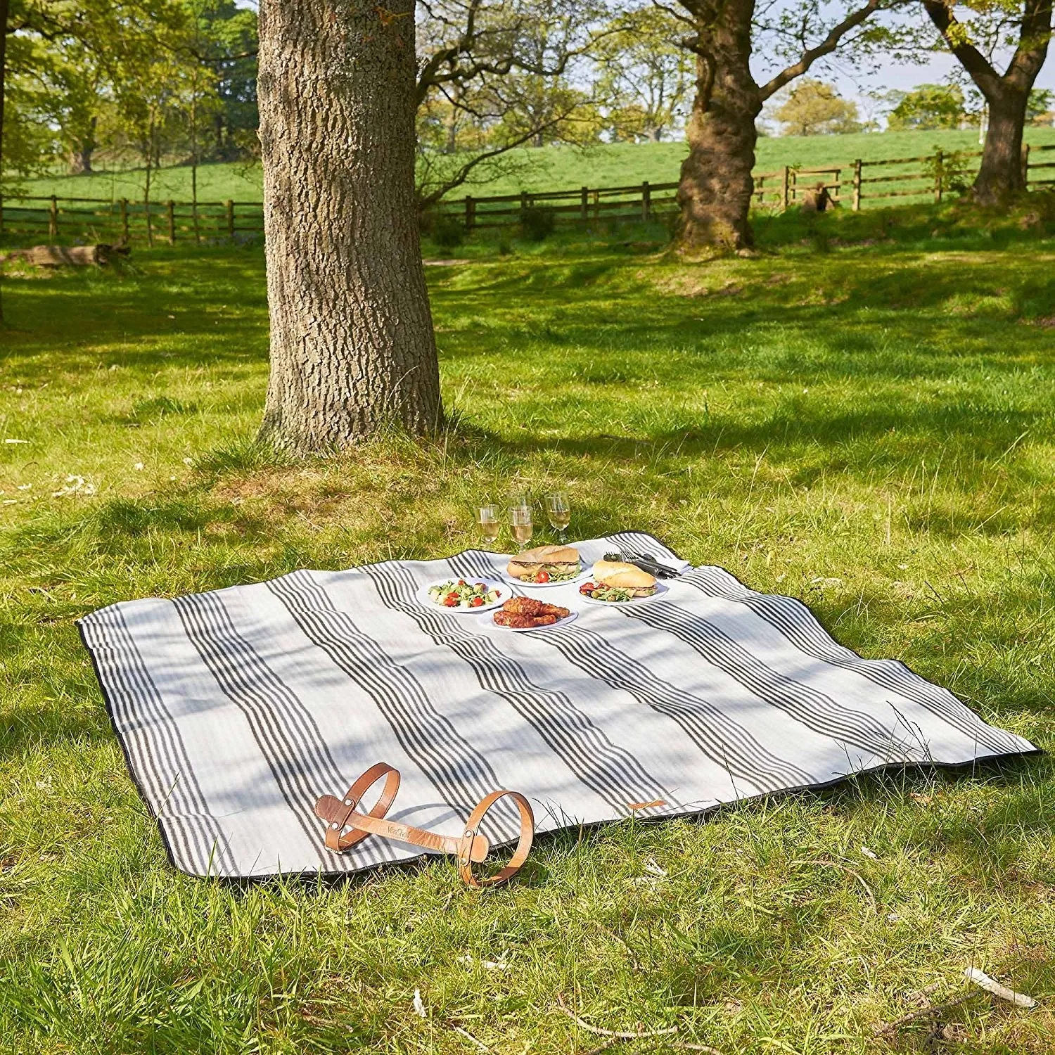 VonShef Large Fleece Picnic Blanket with Faux Leather Carrier Handle and Waterproof Lining &ndash; 58&quot; X 71&quot;